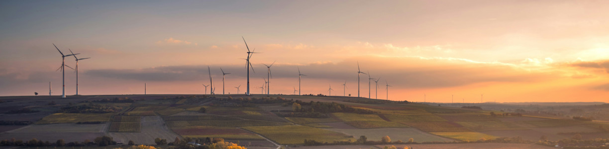 Titelbild: Bild mit Windrädern