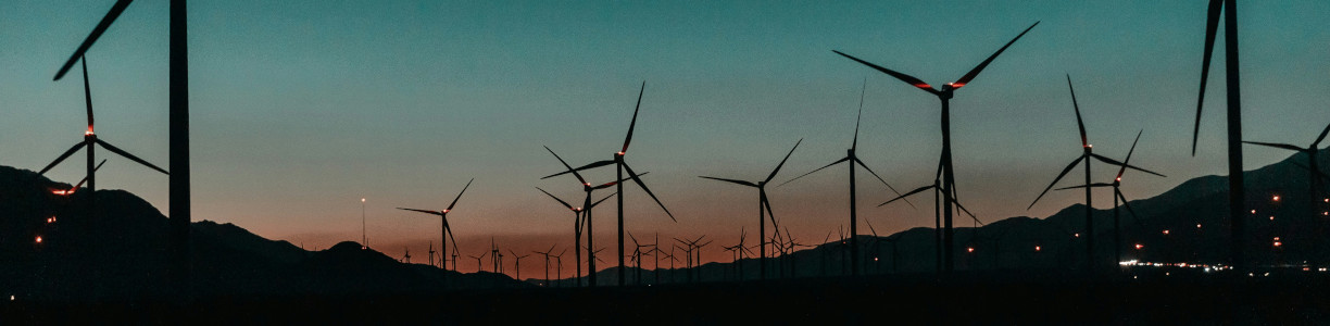 Titelbild: Windräder in Dunkelheit auf freiem Feld